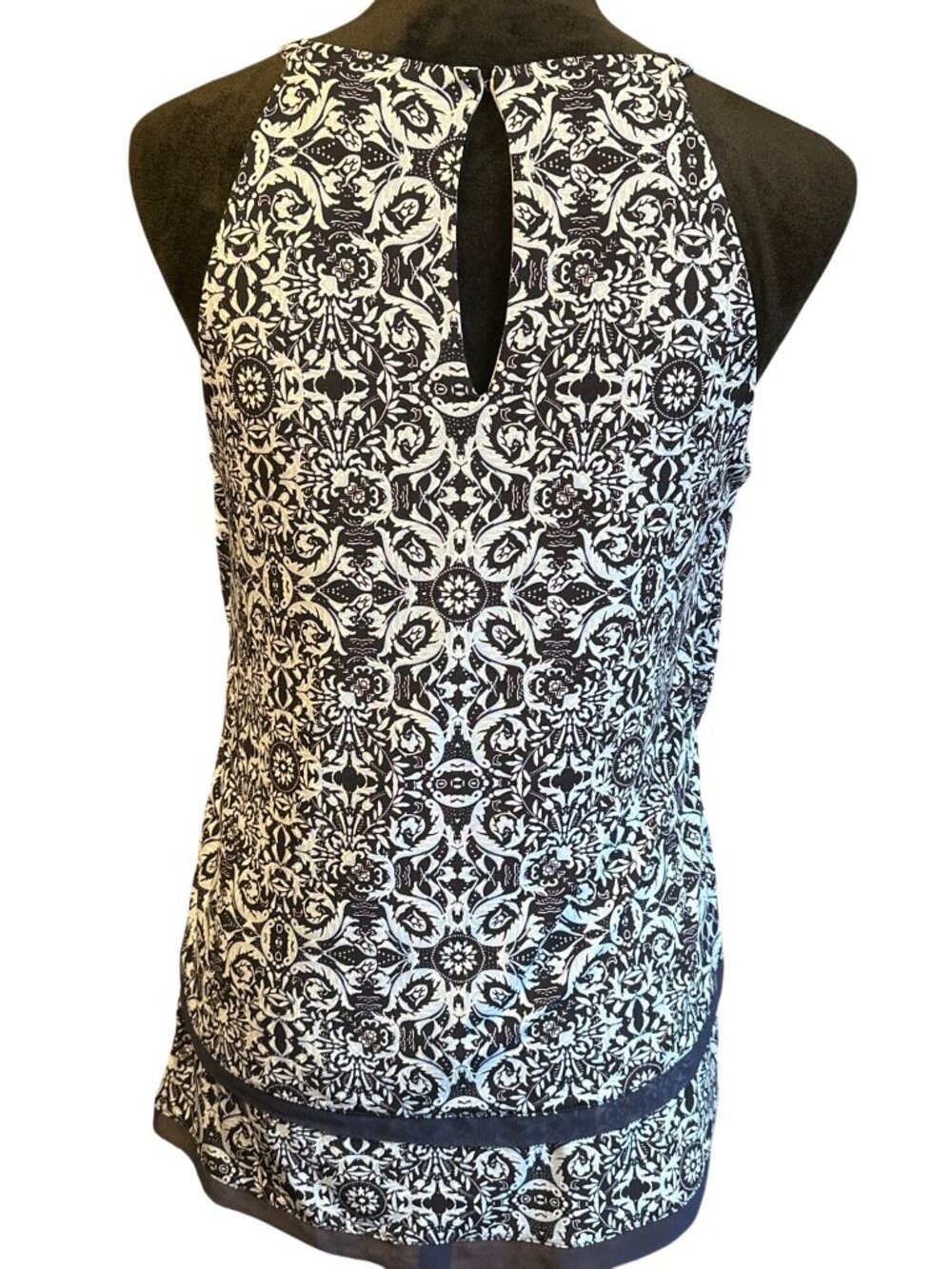 White House Black Market Sleeveless Keyhole Tiered Ruffle Print Top S Black/Whit - Picture 3 of 7